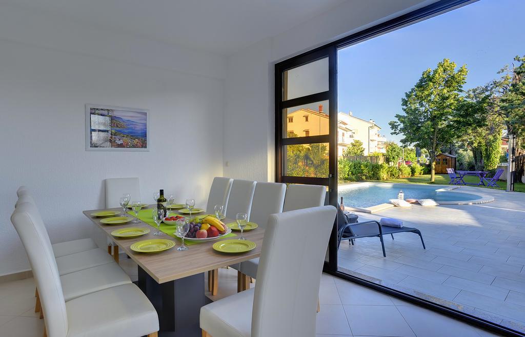 Villa Andrija Family Dream With Heated Pool At The Sea With Beautiful Garden, Outside Cinema And Kids Playground 法扎纳 外观 照片