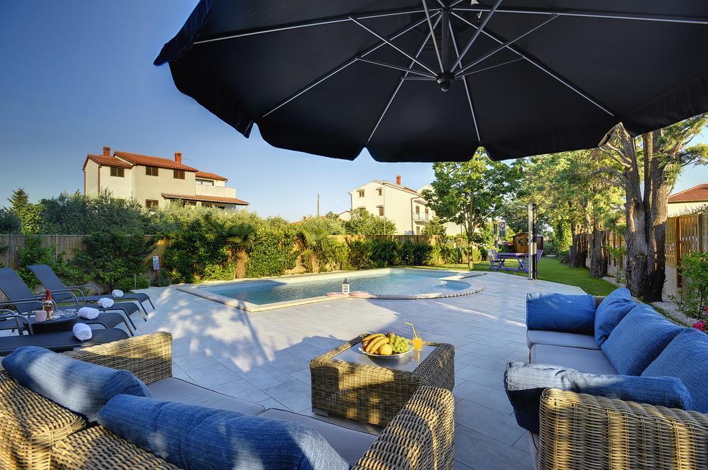 Villa Andrija Family Dream With Heated Pool At The Sea With Beautiful Garden, Outside Cinema And Kids Playground 法扎纳 外观 照片