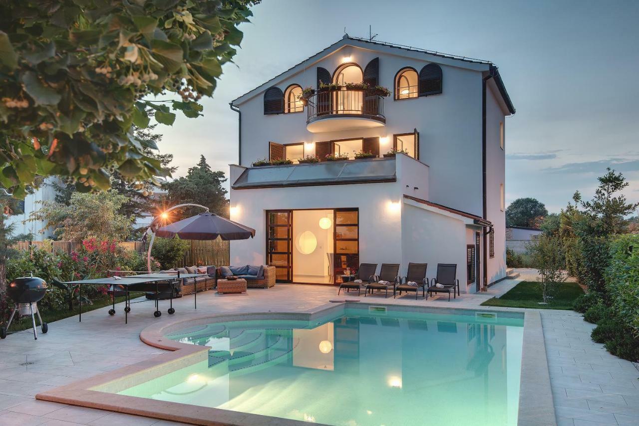 Villa Andrija Family Dream With Heated Pool At The Sea With Beautiful Garden, Outside Cinema And Kids Playground 法扎纳 外观 照片