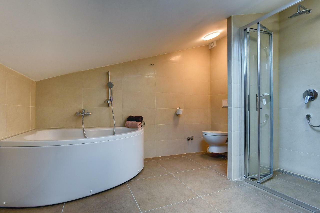 Villa Andrija Family Dream With Heated Pool At The Sea With Beautiful Garden, Outside Cinema And Kids Playground 法扎纳 外观 照片