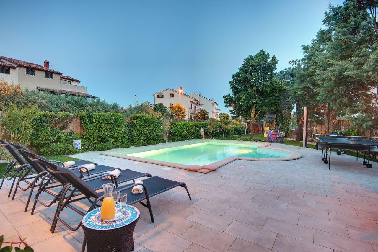 Villa Andrija Family Dream With Heated Pool At The Sea With Beautiful Garden, Outside Cinema And Kids Playground 法扎纳 外观 照片