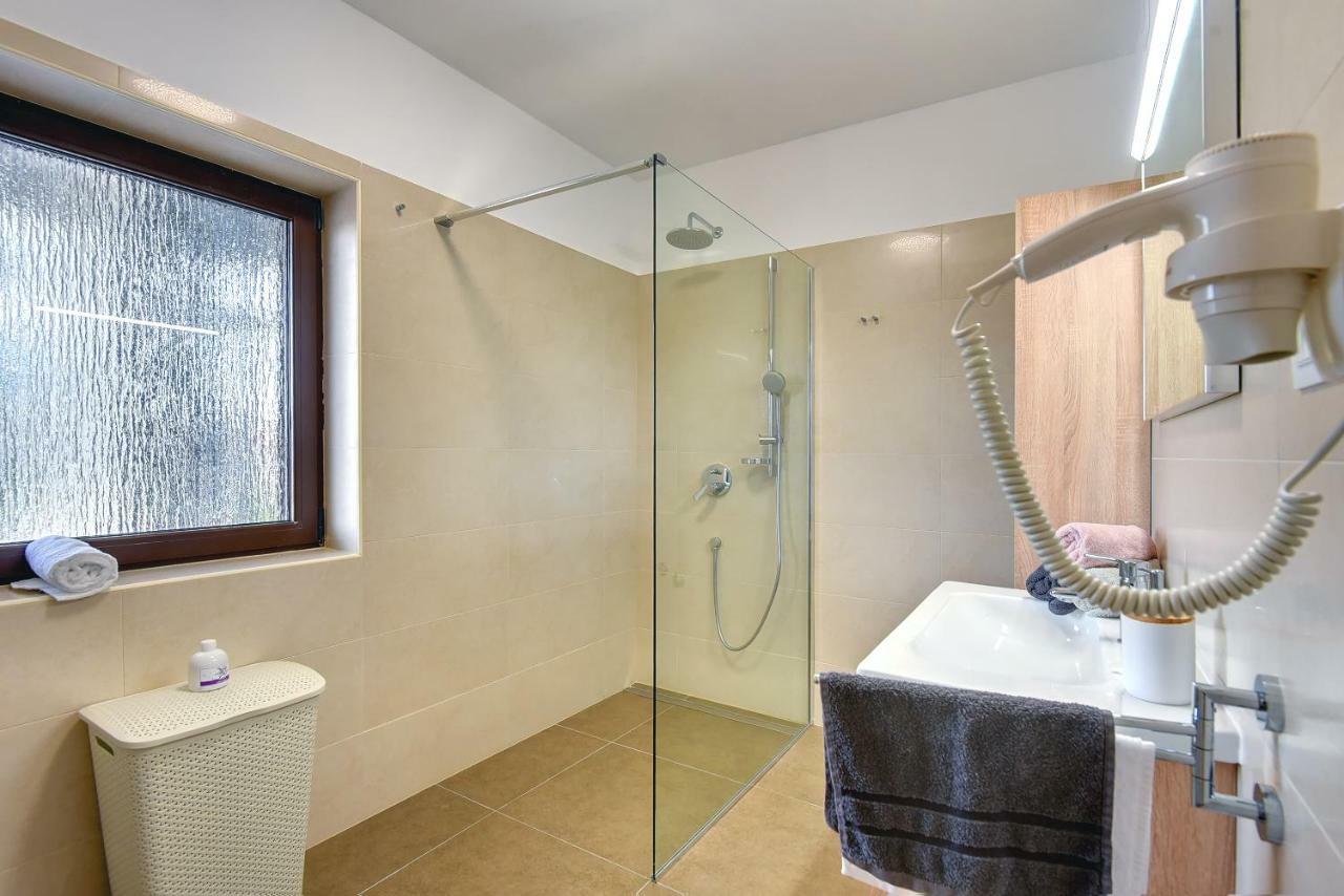 Villa Andrija Family Dream With Heated Pool At The Sea With Beautiful Garden, Outside Cinema And Kids Playground 法扎纳 外观 照片