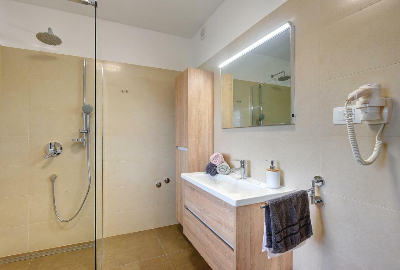 Villa Andrija Family Dream With Heated Pool At The Sea With Beautiful Garden, Outside Cinema And Kids Playground 法扎纳 外观 照片