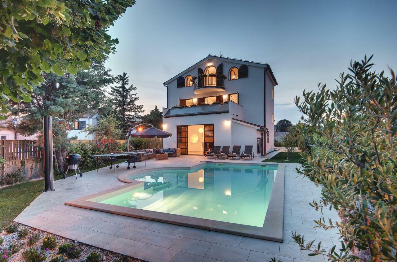 Villa Andrija Family Dream With Heated Pool At The Sea With Beautiful Garden, Outside Cinema And Kids Playground 法扎纳 外观 照片