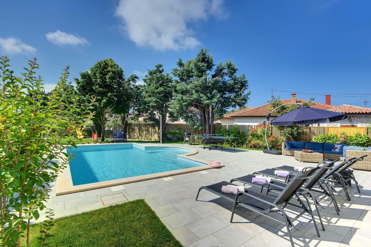 Villa Andrija Family Dream With Heated Pool At The Sea With Beautiful Garden, Outside Cinema And Kids Playground 法扎纳 外观 照片