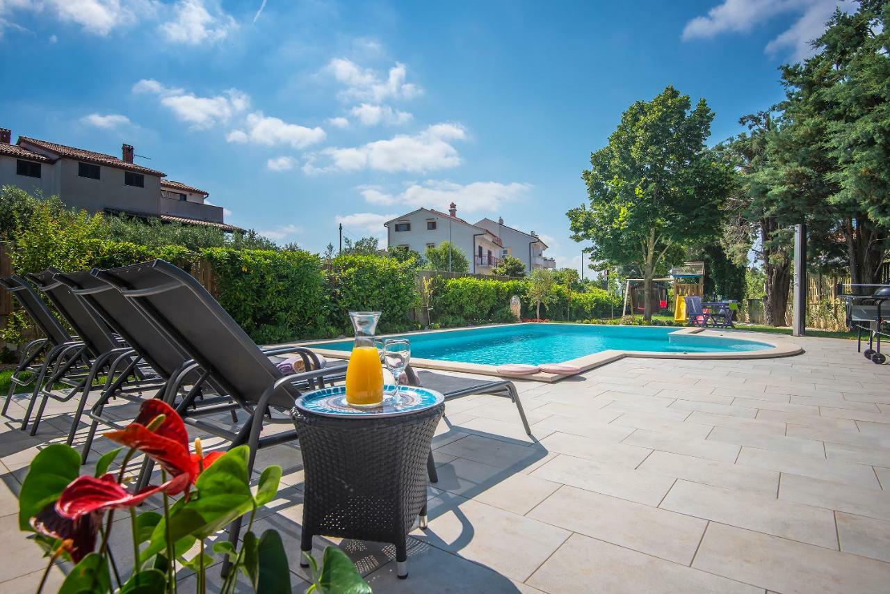 Villa Andrija Family Dream With Heated Pool At The Sea With Beautiful Garden, Outside Cinema And Kids Playground 法扎纳 外观 照片